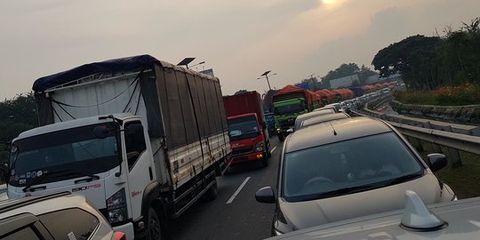 Penampakan Tol Arah Bandara Soekarno-Hatta Macet Parah