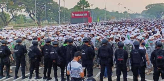 Foto-Foto Terbaru Sekitar Soekarno-Hatta, Massa Pro Rizieq Terus Merangsek ke Bandara