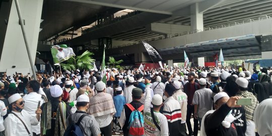 Penampakan Massa saat Jemput Rizieq di Terminal 3 Bandara Soekarno-Hatta