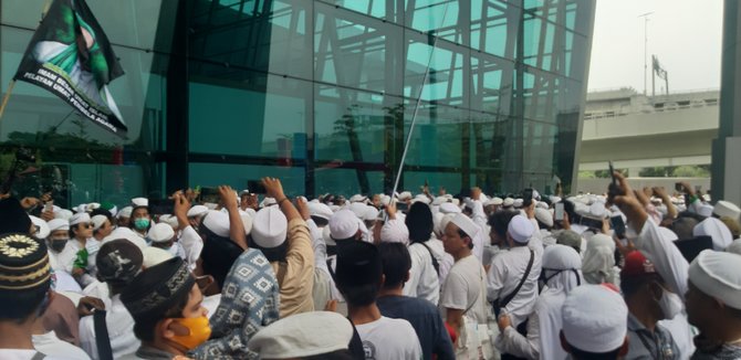 massa memadati terminal 3 bandara soekarno hatta menunggu kedatangan rizieq