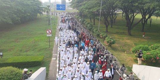 Tunggu Kepulangan Rizieq, Simpatisan Padati Markas FPI di Petamburan