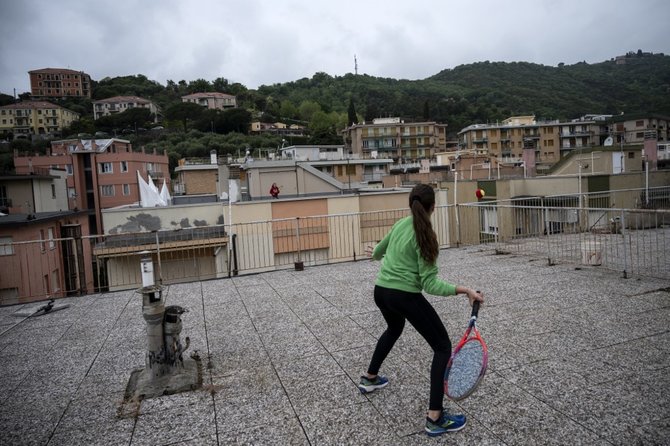 dua gadis italia bermain tenis di atap rumah