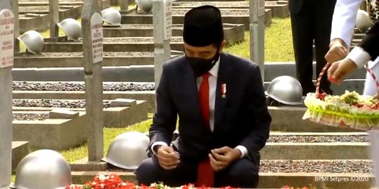 Hari Pahlawan, Jokowi-Ma'ruf Tabur Bunga di Makam Habibie Hingga Taufiq Kiemas