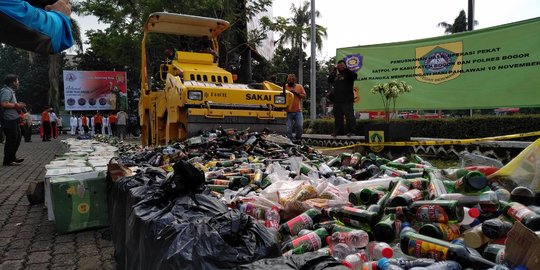 15 Ribu Botol Miras Ilegal di Bogor Dimusnahkan