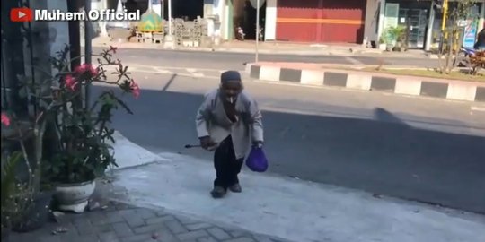 Jalan Keliling Kota Meski Sudah Bungkuk, Kakek di Blitar Punya Prinsip Ini