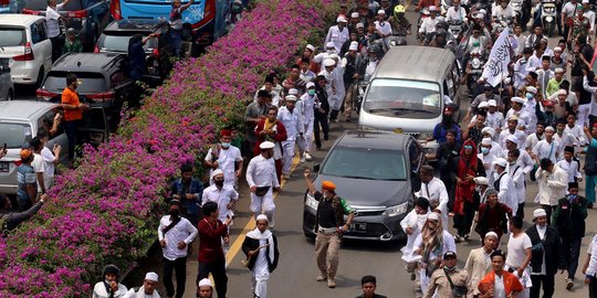 Ribuan Simpatisan Kawal Rizieq Shihab ke Petamburan