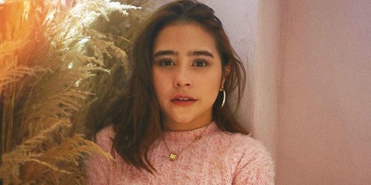 Potret Glamor Prilly Latuconsina Makan di Warung Pinggir Jalan, Banjir Pujian