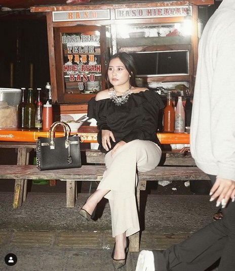 potret prilly di warung pinggir jalan