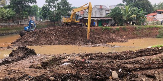 Alat Berat Perlebar Kali Krukut