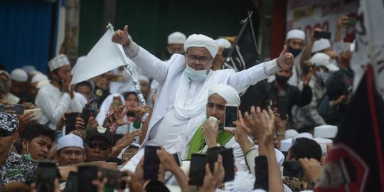 Tiba di Petamburan, Imam Besar FPI Rizieq Shihab Diarak dan Acungi Jempol