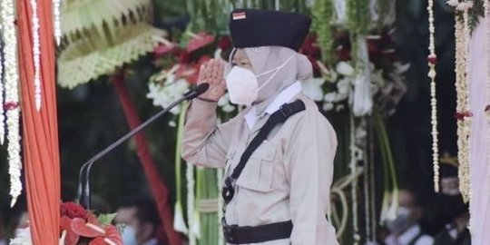 Intip Penampilan Wali Kota Risma di Hari Pahlawan, Keren dan Memukau