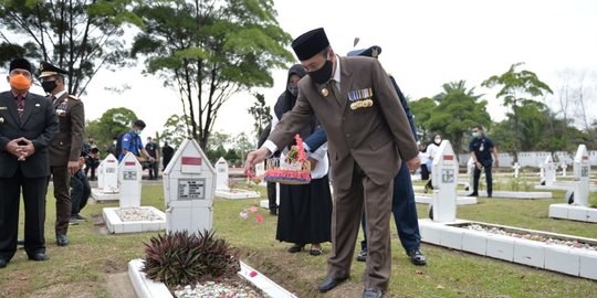 Gubernur Riau Perintahkan Anak Buah Perbaiki TMP Kusuma Dharma