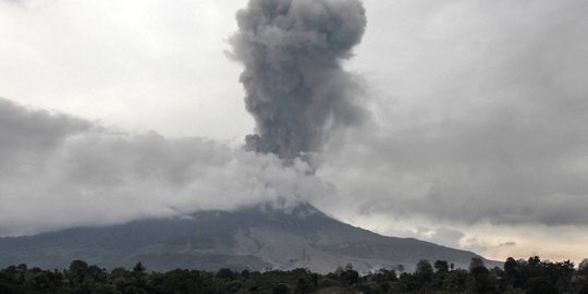Gunung Sinabung Kembali Luncurkan Awan Panas Sejauh 1.500 Meter