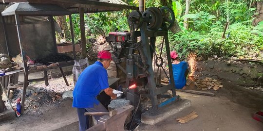 Cerita Para Pandai Besi Asal Kampar Hadapi Pandemi