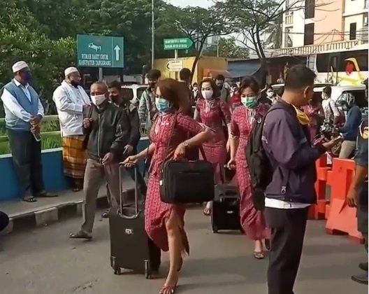 viral sejumlah pramgari pesawat harus jalan kaki