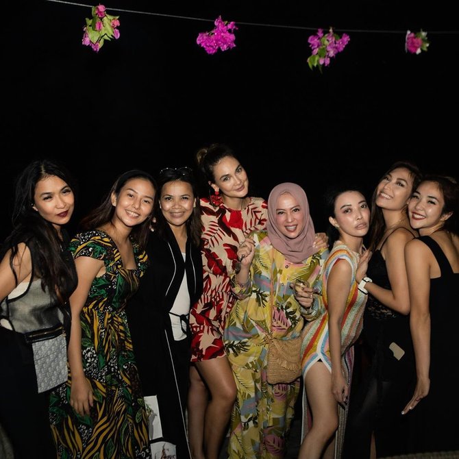 luna maya dan rekan artis liburan di sumba