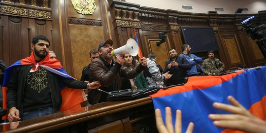 Tolak Perdamaian dengan Azerbaijan, Rakyat Armenia Duduki Gedung Pemerintahan
