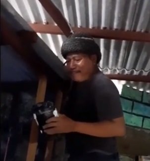 video haru wanita berikan kado hp pada ayah tiri