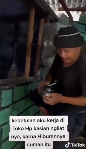 video haru wanita berikan kado hp pada ayah tiri