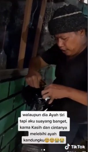 video haru wanita berikan kado hp pada ayah tiri