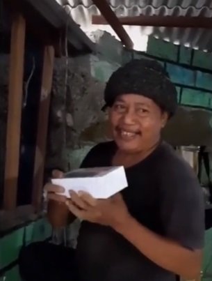 video haru wanita berikan kado hp pada ayah tiri