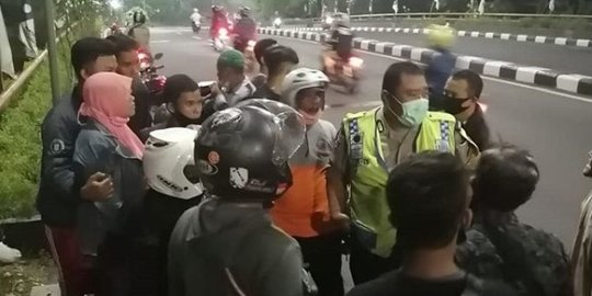 Perempuan Hendak Bunuh Diri di Jembatan Sidoarjo Diselamatkan Warga, Ceritanya Pilu