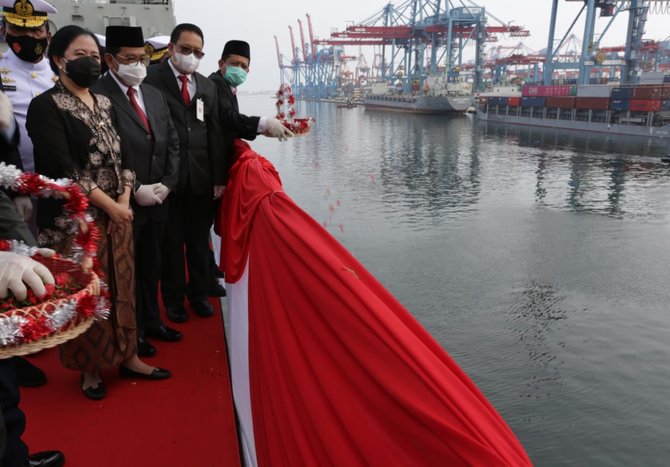 kegiatan tabur bunga dalam rangka peringatan hari pahlawan 10 november digelar di atas geladak kri semarangndash594