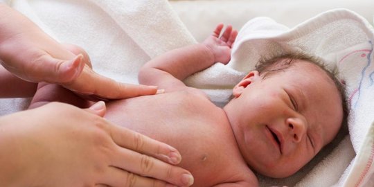 harus membuat bayi bersendawa setelah makan