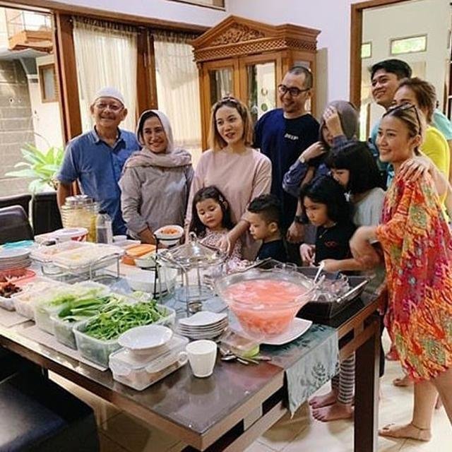 akrab banget intip momen kebersamaan ayu ting ting dan keluarga sang kekasih
