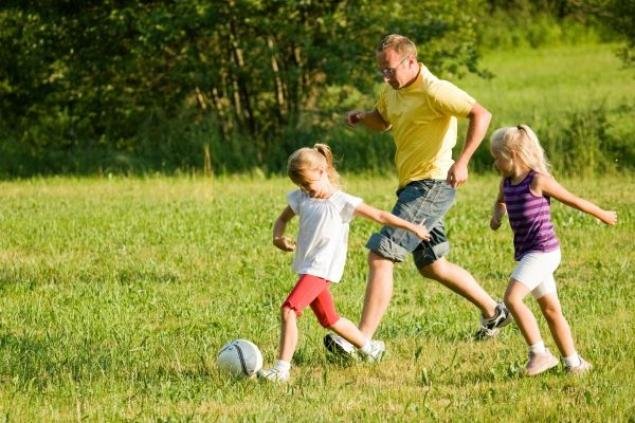 ilustrasi ayah dan anak bermain bola