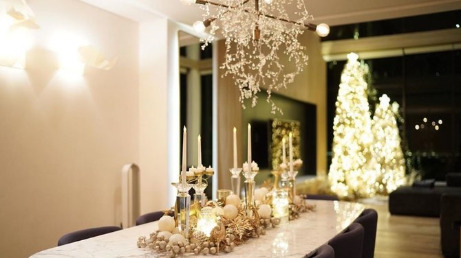 rumah sandra dewi dengan dekorasi natal