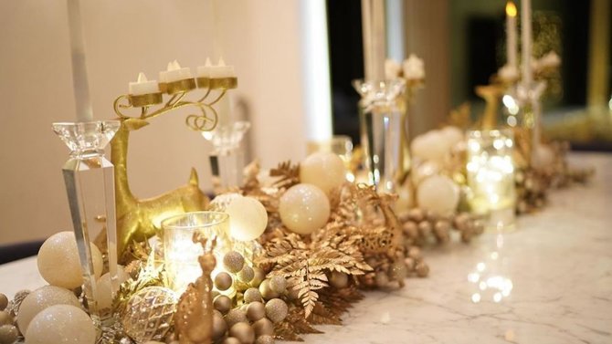 rumah sandra dewi dengan dekorasi natal