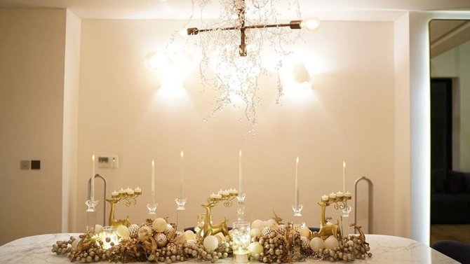 rumah sandra dewi dengan dekorasi natal