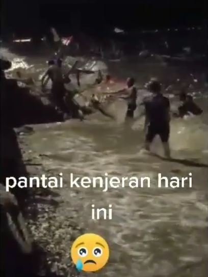 badai di pesisir pantai bulak nambangan kota surabaya