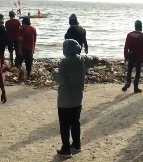 badai di pesisir pantai bulak nambangan kota surabaya