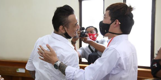 Sempat Beda Pendapat, Ini Momen Pertemuan Dokter Tirta dan Jerinx di Pengadilan