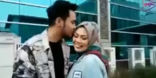 Elly Sugigi Blak-blakan Sudah Nikah Siri dengan Berondong Gantengnya