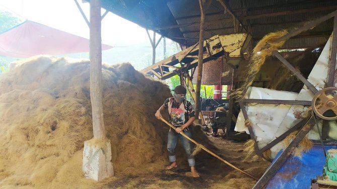 kisah pengrajin serabut kelapa di pangandaran yang raup omzet hingga rp 8 m
