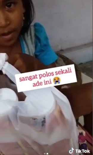 momen haru wanita berikan nasi pada bocah duduk terdiam depan resto yang belum makan