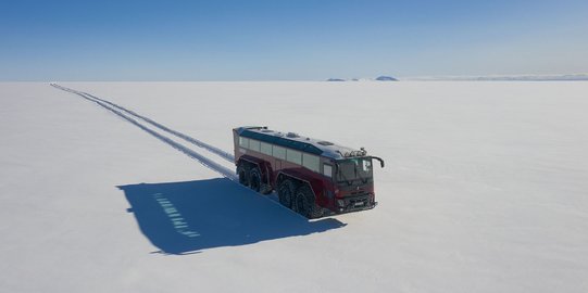 Penampakan Bus Wisata untuk Jelajahi Gletser di Islandia