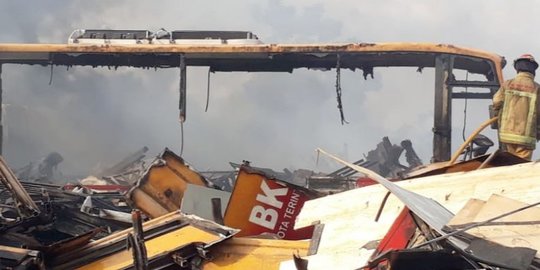 37 Rongsokan Bus Transjakarta di Bogor Terbakar
