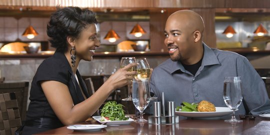 6 Cara Membahagiakan Suami Dijamin Makin Sayang dan Betah di Rumah