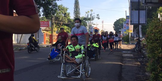 Jaga Stamina di Masa Pandemi, Jember Runners Berlari Bersama Difabel Kursi Roda