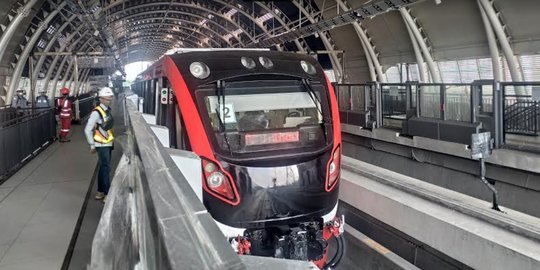 Tinjau Stasiun LRT TMII, Menhub Budi Lakukan Uji Coba Persinyalan