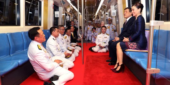 Gaya Raja Thailand Maha dan Ratu Suthida Naik MRT