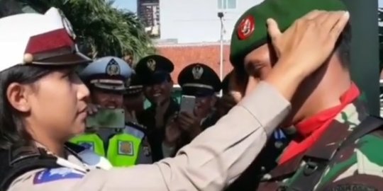 Momen Polwan Pasangkan Atribut ke Anggota TNI, Netizen Sebut Bikin Baper se-Kecamatan