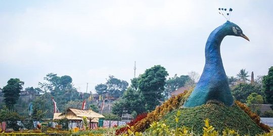 Mengunjungi Kebun Bunga Refugia di Magetan, Replika Burung Meraknya Curi Perhatian