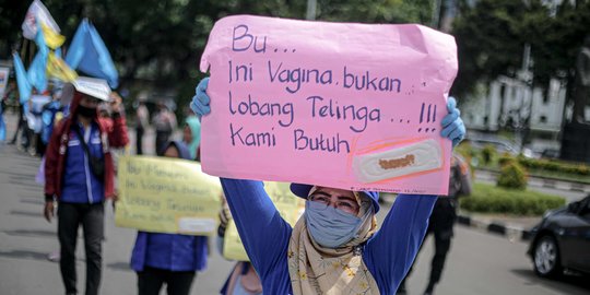 Aksi Gabungan Ikatan Buruh Indonesia dengan Membawa Pembalut Wanita