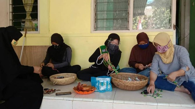 remaja di surabaya jadikan sampah plastik sebagai sumber uang