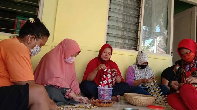 remaja di surabaya jadikan sampah plastik sebagai sumber uang